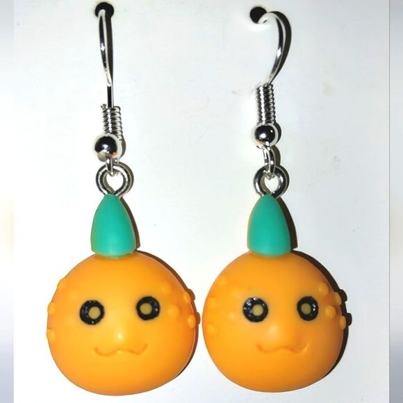 Super cute festive holiday earrings - Picture 2 of 5